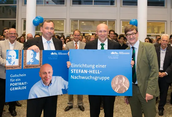Zwei großartige Geschenke erhielt der Nobelpreisträger Stefan Hell (Mitte) von den beiden DKFZ-Vorständen Prof. Otmar Wiestler (rechts) und Prof. Josef Puchta (links).