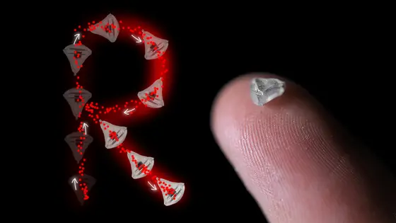 Rechts: Miniaturroboter mit eingebautem SMOL-Tracker, der eingebaute Magnet ist lediglich 1 mm groß; links: R-förmiger Bewegungspfad eines SMOL-gesteuerten Miniaturroboters.