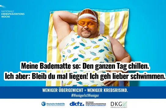 Mann in Badekleidung liegt auf Badematte. Text: "Meine Badematte so: Den ganzen Tag chillen. Ich aber: Bleib du mal liegen! Ich geh lieber schwimmen."