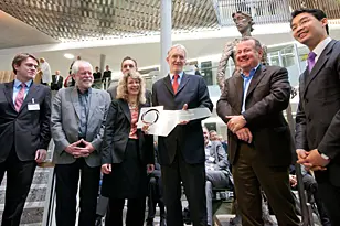Prof. Wolfgang Wick, Gottfried Schaaf, Prof. Cornelia Ulrich, Prof. Jürgen Debus (hinten), Prof. Christof von Kalle, Stefan Behnisch, Dr. Philipp Rösler (v.l.n.r.) bei der Schlüsselübergabe
