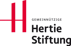 Logo der Hertie-Stiftung. Es zeigt ein rotes "H" in stilisierter Form über dem Schriftzug "Hertie Stiftung" in schwarzer Schrift. Darüber steht "gemeinnützige" in kleinerer Schriftgröße. Das Design vermittelt Seriosität und Engagement für gemeinnützige Zwecke.