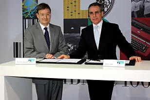 Prof. Otmar D. Wiestler, Vorstandsvorsitzender des Deutschen Krebsforschungszentrums (links) und Martin Jetter, Vorsitzender der Geschäftsführung der IBM Deutschland GmbH