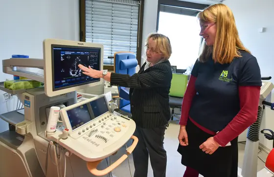 Theresia Bauer (links), baden-württembergische Ministerin für Wissenschaft, Forschung und Kunst, informierte sich im Studienzentrum Mannheim über die Nationale Kohorte