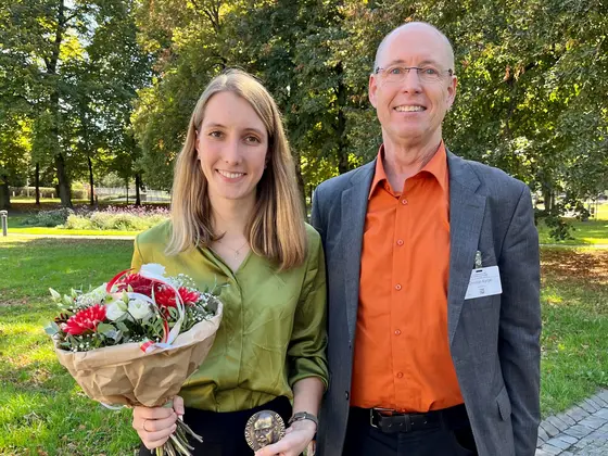 Die Preisträgerin Alina Elter mit Christian Karger, dem Betreuer ihrer Doktorarbeit.
