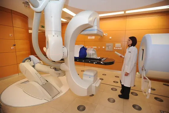 Behandlung im Heidelberger Ionenstrahltherapiezentrum (HIT)