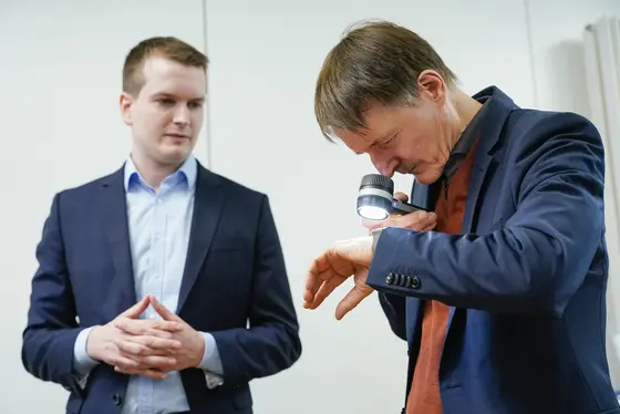 Study director Titus Brinker demonstrates the AI dermatoscope to Minister Karl Lauterbach in November 2023.