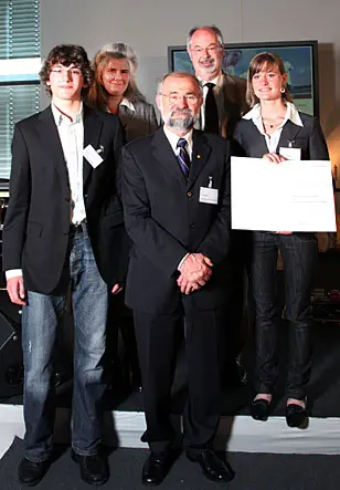 Bei der Preisverleihung am 19. Mai in Berlin, von links nach rechts: Ali Abbasi, Teilnehmer des Heidelberger Life-Science Lab (HLSL), Dr. Katrin Platzer, Leiterin des HLSL, Prof. Erwin Neher, Nobelpreisträger und Juryvorsitzender, Jochen Reder, Lehrermentor des HLSL, Jessica Oberheim, Teilnehmerin.
