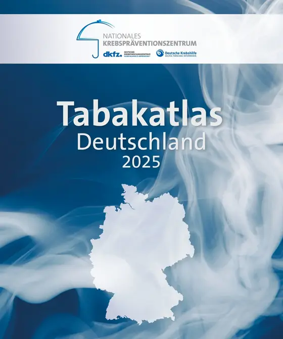 Ein bläulicher Hintergrund mit Raucheffekten, auf dem die Umrisse von Deutschland und der Titel „Tabakatlas Deutschland 2025“ zu sehen sind. Oben steht „dkfz: Deutsches Krebsforschungszentrum in der Helmholtz-Gemeinschaft“.