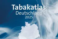 Ein bläulicher Hintergrund mit Raucheffekten, auf dem die Umrisse von Deutschland und der Titel „Tabakatlas Deutschland 2025“ zu sehen sind. Oben steht „dkfz: Deutsches Krebsforschungszentrum in der Helmholtz-Gemeinschaft“.
