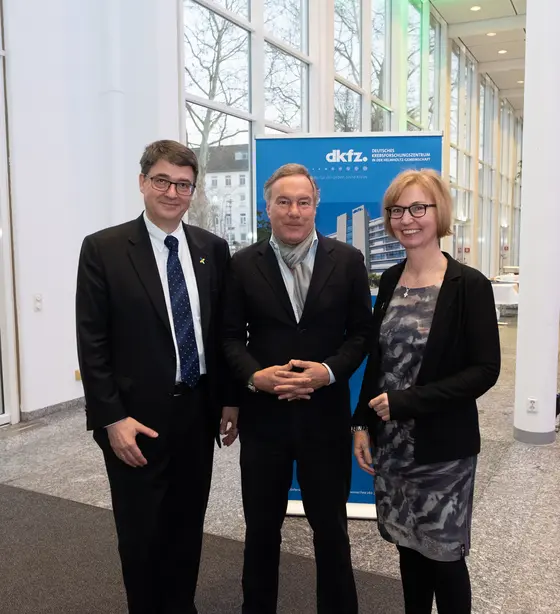 Michael Baumann, DKFZ-Vorstandsvorsitzender, Gastredner Nico Hofmann und Ursula Weyrich, Kaufmännischer Vorstand des DKFZ