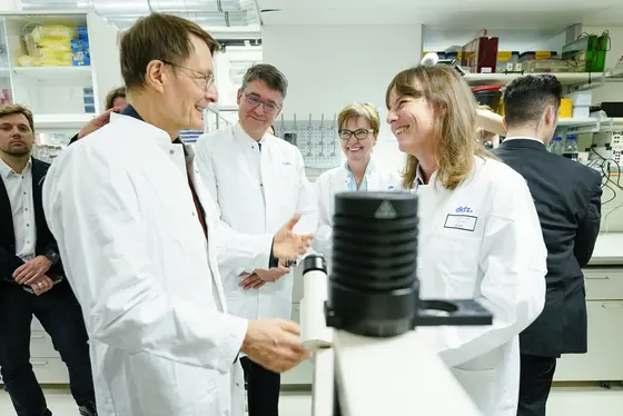 Bundesgesundheitsminister Karl Lauterbach im Labor von Christiane Opitz