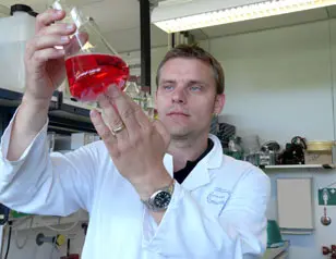 Dr. Thomas Hofmann bei der Arbeit im Labor