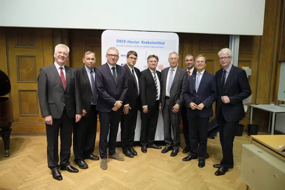 Prof. Dr. Hans-Jürgen Hennes, Medizinischer Geschäftsführer und Ärztlicher Direktor des Universitätsklinikums Mannheim, Prof. Dr. Josef Puchta, Kaufmännischer Vorstand des DKFZ, Dr. Peter Kurz, Oberbürgermeister der Stadt Mannheim, Prof. Dr. Michael Baumann, Vorstandsvorsitzender des DKFZ, Manne Lucha, Sozial- und Integrationsminister Baden-Württemberg, der SAP-Mitbegründer und Stifter Dr. h.c. Hans-Werner Hector, Prof. Dr. Wolf-Karsten Hofmann, Sprecher des Interdisziplinären Tumorzentrums Mannheim und Direktor der III. Medizinischen Universitätsklinik in Mannheim, Thomas Rachel, Parlamentarischer Staatssekretär im Bundesforschungsministerium, Prof. Dr. Sergij Goerdt, Dekan der Medizinischen Fakultät Mannheim der Universität Heidelberg (from left to right)