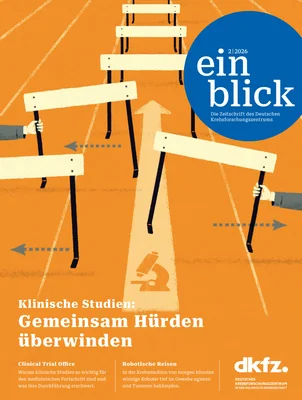 Ein Cover der Zeitschrift "einblick" des Deutschen Krebsforschungszentrums. Es zeigt eine grafische Darstellung von Händen, die Hindernisse in Form von Barrieren überwinden. In der oberen Ecke steht der Titel und darunter das Thema klinische Studien. Der Hintergrund ist orange.