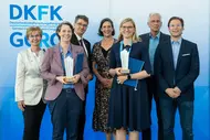 Gruppenfoto bei der Verleihung des Deutschen Preises für Krebspräventionsforschung mit den beiden Preisträgerinnen.