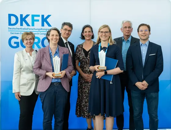 Gruppenfoto bei der Verleihung des Deutschen Preises für Krebspräventionsforschung mit den beiden Preisträgerinnen.