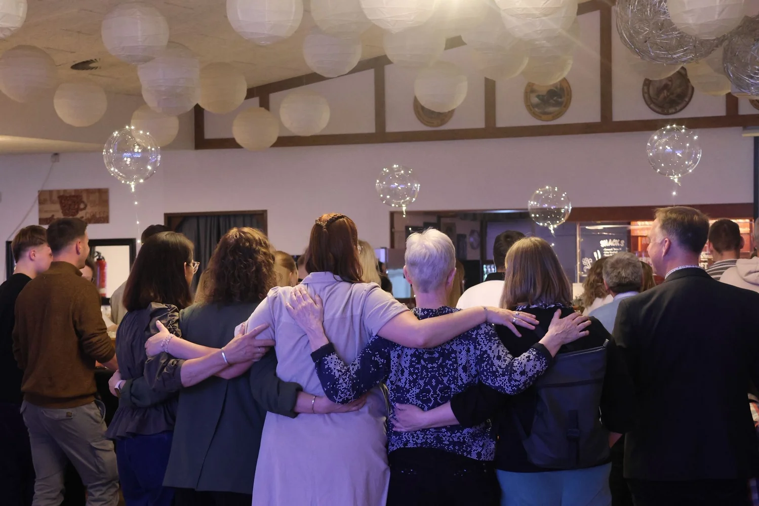 Participants at an event organized by Abend fürs Leben e.V. sharing a group hug