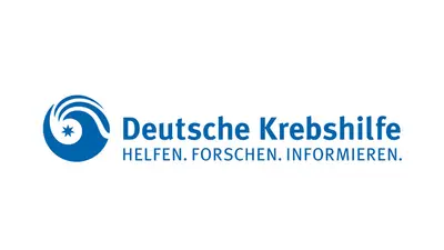 Das Logo der Deutschen Krebshilfe zeigt den Schriftzug „Deutsche Krebshilfe“ in blauer Schrift, darunter die Worte „HELFEN. FORSCHEN. INFORMIEREN.“ Es symbolisiert die Mission der Organisation zur Unterstützung von Krebspatienten und der Krebsforschung.