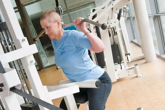 Frauen beim Krafttraining in einem Fitnessstudio.