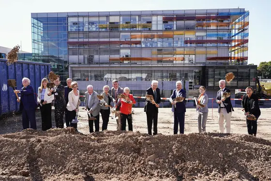 v.l.n.r.: Bernhard Eitel (Rektor der Universität Heidelberg), Katrin Erk (kaufm. Direktorin UKHD), Ingo Autenrieth (ärztl. Direktor UKHD), Eckart Würzner (Oberbürgermeister), Ursula Weyrich (kaufm. Vorstand DKFZ), Manfred Fuchs (Stifter), Theresia Bauer (Landesministerin Baden-Württemberg für Wissenschaft, Forschung und Kunst), Stefan Pfister (Direktor KiTZ), Gerda Tschira (Stifterin), Ministerpräsident Winfried Kretschmann, Dietmar Hopp (Stifter), Sarah Majorczyk (1. Vors. „BILD hilft e.V. - Ein Herz für Kinder“), Andreas Kulozik (Direktor KiTZ), Hanno Chef-Hendriks (Architekt, Heinle Wischer)