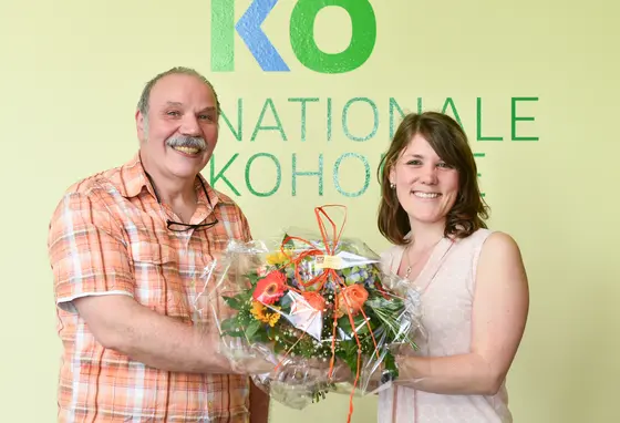 Tanja Höpker, Leiterin des Studienzentrums Mannheim, überreicht dem 600. Teilnehmer Manfred Klapper einen Blumenstrauß