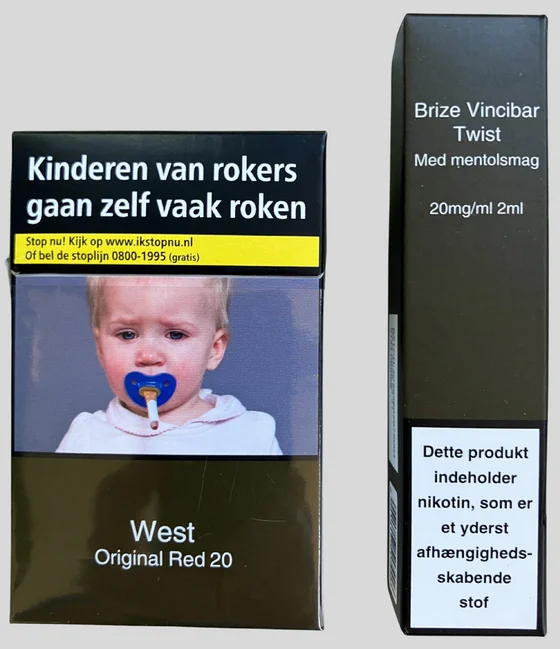 Zwei Zigarettenpackungen sind abgebildet. Links zeigt die Packung mit dem Text "Kinderen van rokers gaan zelf vaak roken" ein Kind mit einem Schnuller. Rechts ist eine andere Packung mit der Aufschrift "Brize Vincibar Twist" und weiteren Informationen über Nikotin.