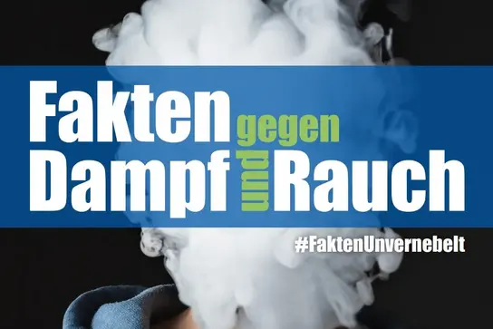 Das Bild zeigt einen Jugendlichen in einem blauen Sweatshirt, der in eine Wolke aus Rauch oder Dampf blickt. Auf dem Bild steht der Schriftzug: „Fakten gegen Dampf und Rauch“ in großen, auffälligen Buchstaben. Das Bild thematisiert Aufklärung zur Krebsvorbeugung.