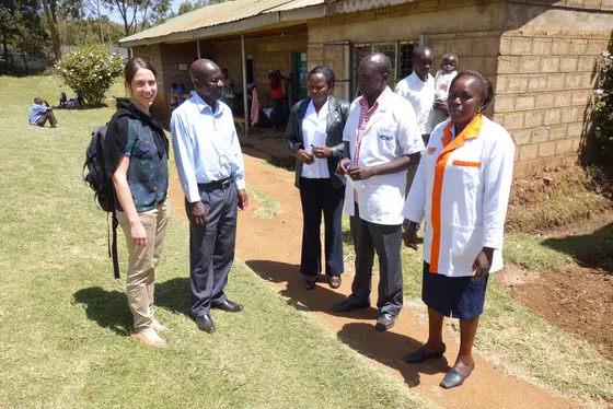 Dr. Miriam Reuschenbach, Klinische Kooperationseinheit Angewandte Tumorbiologie des Pathologischen Instituts am Universitätsklinikum Heidelberg, gemeinsam mit ihren Kollegen in Kenia.
