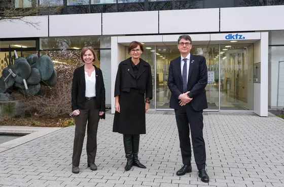 v.l.n.r.: Ursula Weyrich, kaufmännischer Vorstand DKFZ; Bettina Stark-Watzinger, Bundesministerin für Bildung und Forschung; Prof. Dr. Michael Baumann, Vorstandsvorsitzender DKFZ