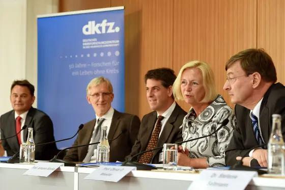 from left to right: Andreas Trumpp, Christof von Kalle, Stefan Pfister, Johanna Wanka and Otmar Wiestler