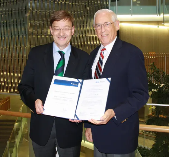 Prof. Otmar Wiestler (links), Vorstandsvorsitzender des Deutschen Krebsforschungszentrums, und Prof. John Mendelsohn