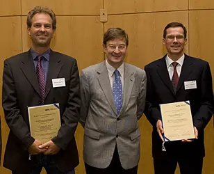 Verleihung des Richtzenhain-Preises 2008: Professor Otmar D. Wiestler, Vorstandsvorsitzender des Deutschen Krebsforschungszentrums (Bildmitte), überreicht die Urkunde den beiden Preisträgern, Professor Christopher Heeschen vom Spanish National Cancer Research Center (links) und Professor Stephan Stilgenbauer vom Universitätsklinikum Ulm (rechts)