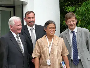 Von links nach rechts: Prof. Harald zur Hausen, Dr. Josef Puchta, Prinzessin Maha Chakri Sirindhorn, Prof. Otmar D. Wiestler