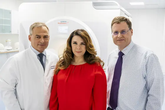 Für den Zukunftspreis nominiert (v.l.n.r.): Arnd Dörfler, Universitätsklinikum Erlangen, Christina Triantafyllou, Siemens-Healthineers, Mark E. Ladd, DKFZ
