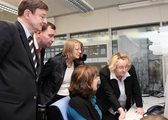 Ministerin Theresia Bauer (rechts) mit den DKFZ-Vorständen Otmar D. Wiestler und Josef Puchta sowie der Leiterin des Krebsinformationsdienstes, Regine Hagmann