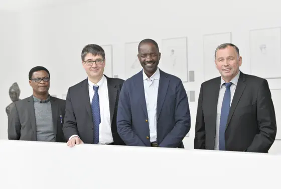 Gäste und Gastgeber sehen den Kampf gegen Krebs als globale Zukunftsaufgabe an: Axel Tibinyane, Ministerium für Gesundheit und Soziales der Republik Namibia, Prof. Dr. Michael Baumann, Wissenschaftlicher Vorstand und Vorstandsvorsitzender des DKFZ, Dr. Bernard Haufiku, Minister für Gesundheit und Soziales der Republik Namibia und Prof. Dr. Josef Puchta, Kaufmännischer Vorstand des DKFZ (v.l.n.r.).