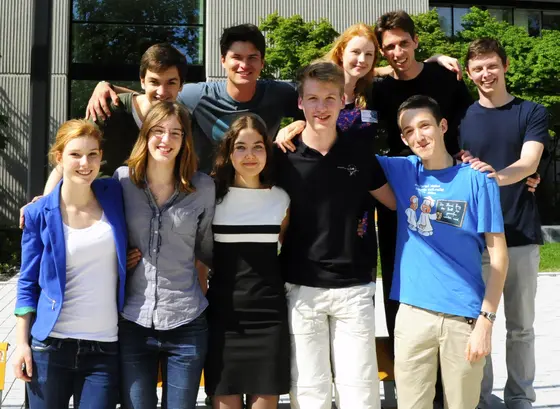Das iGEM-Team des Heidelberger Life-Science Lab am Deutschen Krebsforschungszentrum mit Betreuern. Hinten (von li. nach re.): die Mentoren Lorenz Adlung, Tim Heinemann, Katharina Genreith und Dominik Niopek aus dem DKFZ sowie Oskar Staufer von der Universität Heidelberg. Vorne: Anna Huhn, Charlotte Bunne, Mariam Harmouche, Jakob Kreft und Stefan Holderbach.