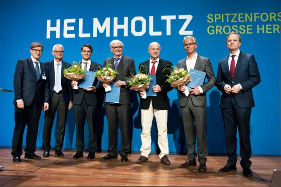Verleihung des Erwin-Schrödinger-Preises 2018 auf der Helmholtz-Jahrestagung. Auf der Bühne (v. l. n. r.): Otmar D. Wiestler, Präsident der Helmholtz-Gemeinschaft; Dirk Heinz (Wissenschaftlicher Geschäftsführer HZI), Matthias Eder (Universitätsklinikum Freiburg, DKTK und DKFZ), Michael Eisenhut (DKFZ, emeritiert), Uwe Haberkorn (Universitätsklinikum Heidelberg und DKFZ) und Klaus Kopka (DKFZ) sowie Thomas Rachel, Parlamentarischer Staatssekretär bei der Bundesministerin für Bildung und Forschung.
