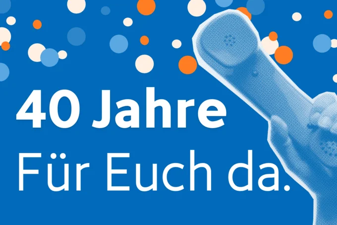 Hintergrund in Blau mit bunten Punkten, einem Telefonhörer in der Hand und dem Text "40 Jahre Für Euch da." in großer, weißer Schrift.