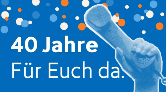 Hintergrund in Blau mit bunten Punkten, einem Telefonhörer in der Hand und dem Text "40 Jahre Für Euch da." in großer, weißer Schrift.