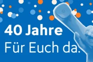 Hintergrund in Blau mit bunten Punkten, einem Telefonhörer in der Hand und dem Text "40 Jahre Für Euch da." in großer, weißer Schrift.