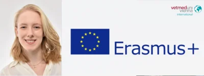 Eine lächelnde Person mit langen, blonden Haaren steht links neben einer Grafik, die die europäische Flagge und den Text "Erasmus+" zeigt. Rechts oben ist das Logo von Vetmeduni Wien abgebildet.