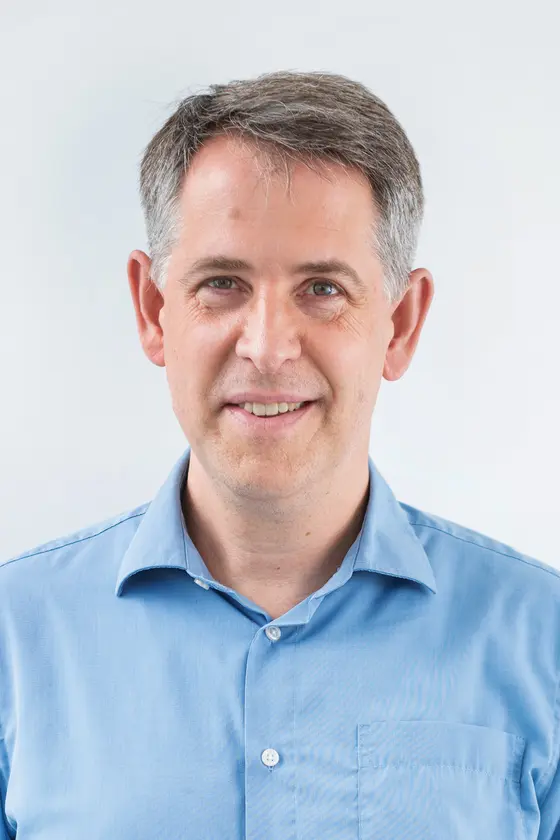 Für seine herausragenden Beiträge zur Erforschung und Entwicklung neuer Diagnose- und Therapieverfahren bei kindlichen Hirntumoren erhält Prof. Dr. med. Stefan M. Pfister den Landesforschungspreis 2022 für angewandte Forschung des Landes Baden-Württemberg.