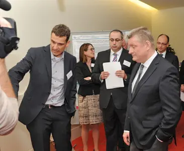 Bundesgesundheitsminister Hermann Gröhe (3. v. l.) und Antonius Helou (2. v. l.), Referatsleiter im BMG und Mitglied des DKFZ-Kuratoriums, verfolgen die Präsentation von Michael Hoffmeister (ganz links).