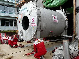 Anlieferung des 7-Tesla-Magneten am DKFZ