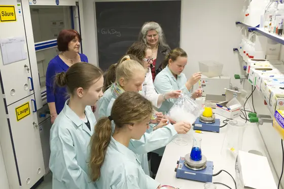 Betreut von Dr. Katrin Platzer rechts) und Life-Science Lab-Mitarbeiterin Hannah Novatschkova entdeckten die Mädchen beim Girls’Day 2014 unter anderem viel Spannendes im Labor.