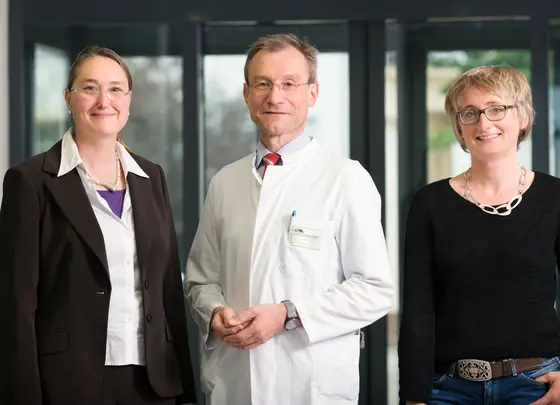 Prof. Dr. med. Michael Thomas, Leiter der Abteilung Onkologie der Thoraxtumoren, mit den KID-Mitarbeiterinnen Martina Avanzini-Groß (links),und Dr. med. Rotraut Fischer (rechts)