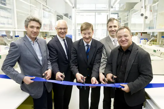 Weihten das gemeinsame Labor ein: Prof. Dr. Philipp Beckhove (DKFZ), Prof. Dr. Guido Adler (Universitätsklinikum Heidelberg), Prof. Dr. Dr. h.c. Otmar D. Wiestler (DKFZ), Dr. Karl Ziegelbauer (Bayer), Prof. Dr. Andreas Busch (Bayer).