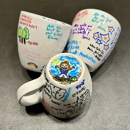 Drei dekoriete DKFZ Cups