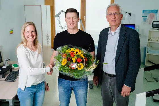 Antje Damms Machado, Leiterin des NAKO-Studienzentrums Mannheim, und Rudolf Kaaks, der wissenschaftliche Leiter des Studienzentrums begrüßen Jonas Spilger als 10.000 Teilnehmer.